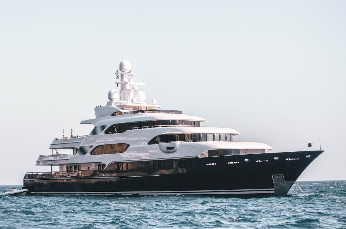 Yacht au mouillage dans une baie
